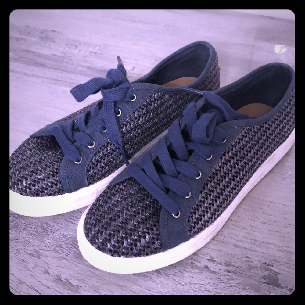 Navy/denim colored sneakers